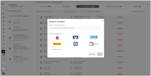 Screenshot des Dialogs „Bankkonto verknüpfen" in immocloud mit einer Bankenauswahl (u. a. Sparkasse, Volksbank, DKB, Postbank, Deutsche Bank) sowie einer manuellen Option, im Hintergrund eine Umsatzliste mit 5 verknüpften Bankkonten verschiedener Objekte.