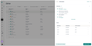 Screenshot der Zählerverwaltung in immocloud mit einer gefilterten Liste von Strom-, Wasser- und Heizungszählern verschiedener Objekte sowie einem geöffneten Detailpanel für einen Kaltwasserzähler der Einheit Schlossallee 1. OG links mit Verbrauchsverlauf seit 2022.
