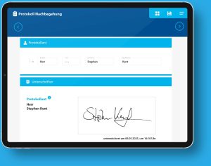 Tablet mit digitalem Nachbegehungsprotokoll, Formularfeldern für den Protokollanten und handschriftlicher Unterschrift.